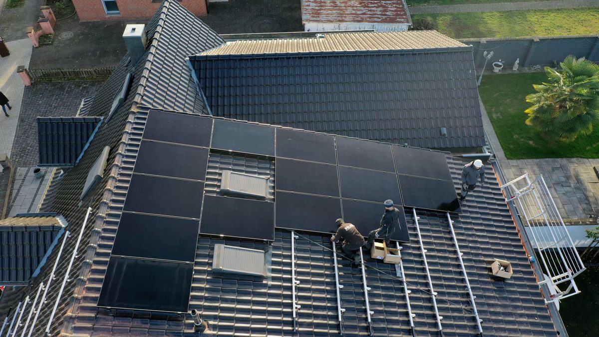 bee-doo Montageteam auf dem Dach